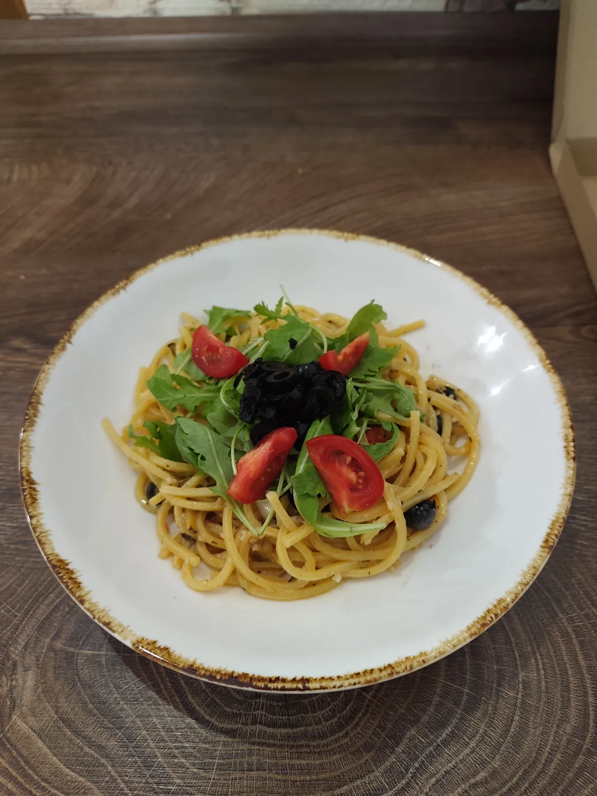 Aglio e Vegetable spagetti rukkolával és koktélparadicsommal