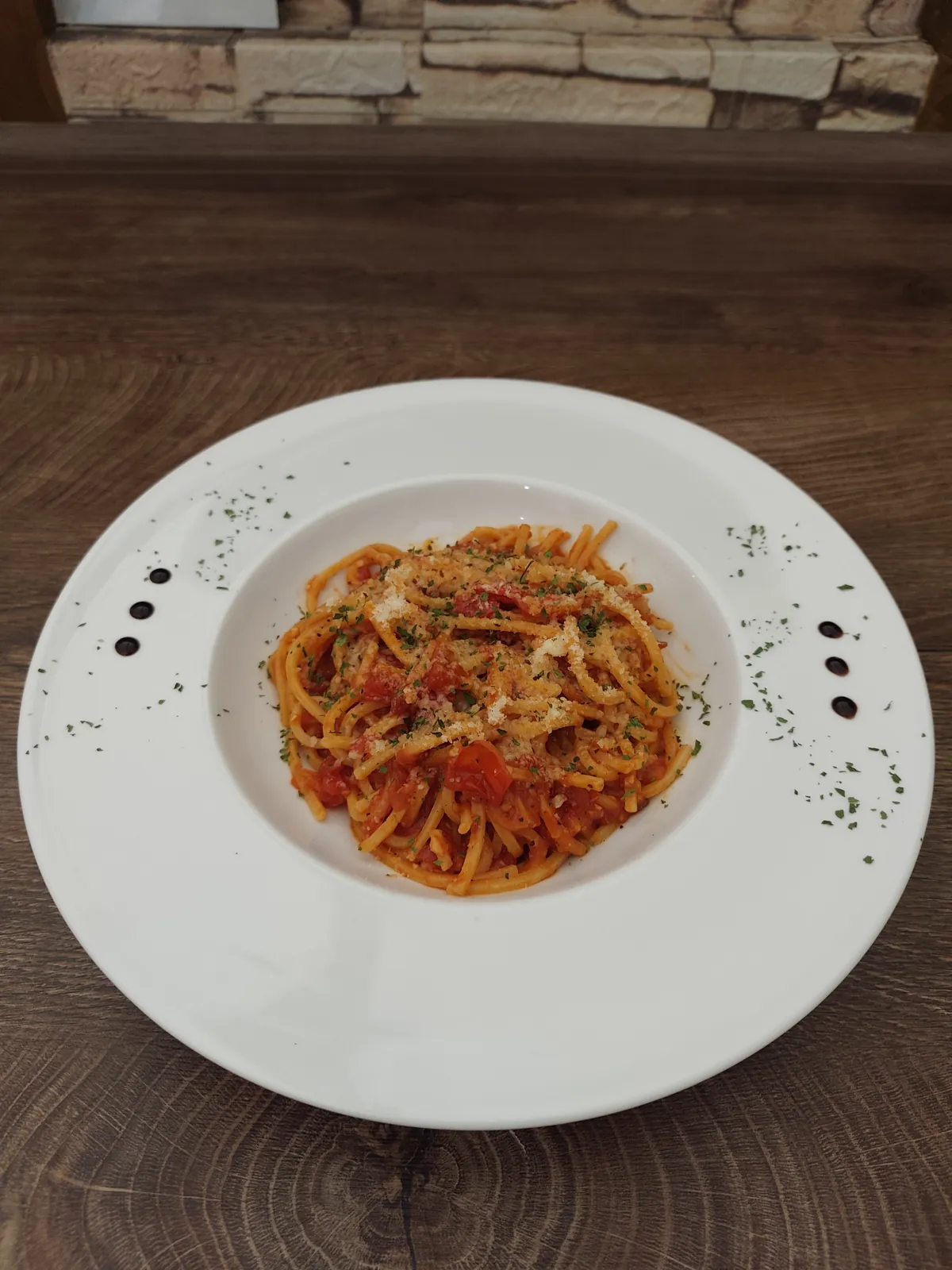Arrabbiata, paradicsomos spagetti fehér tányéron