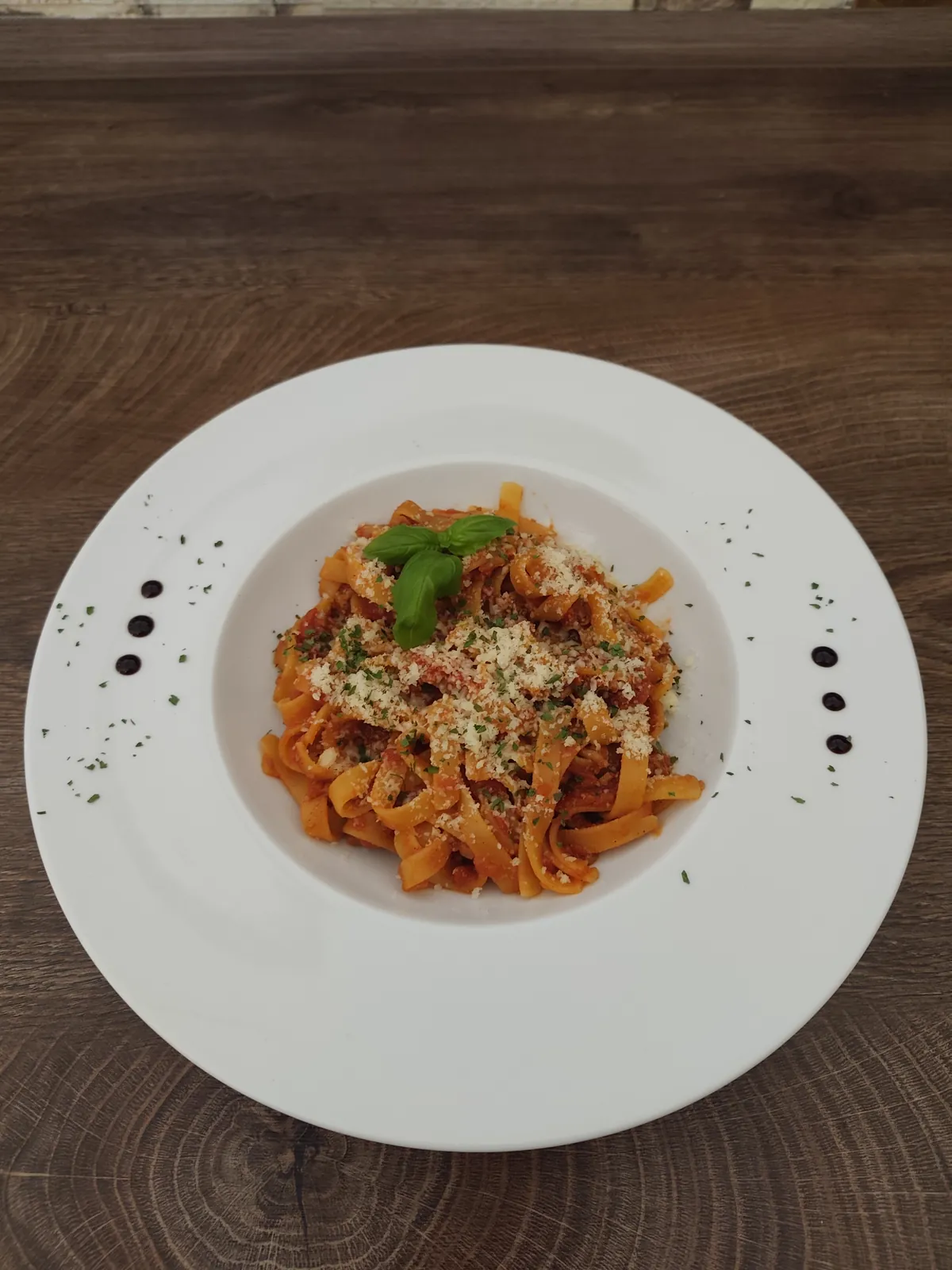 Bolognai tagliatelle bazsalikommal