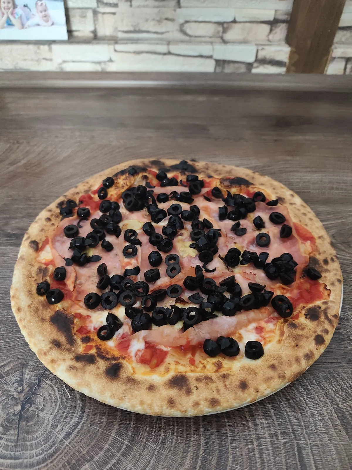 Capricciosa pizza sonkával és fekete olívabogyóval