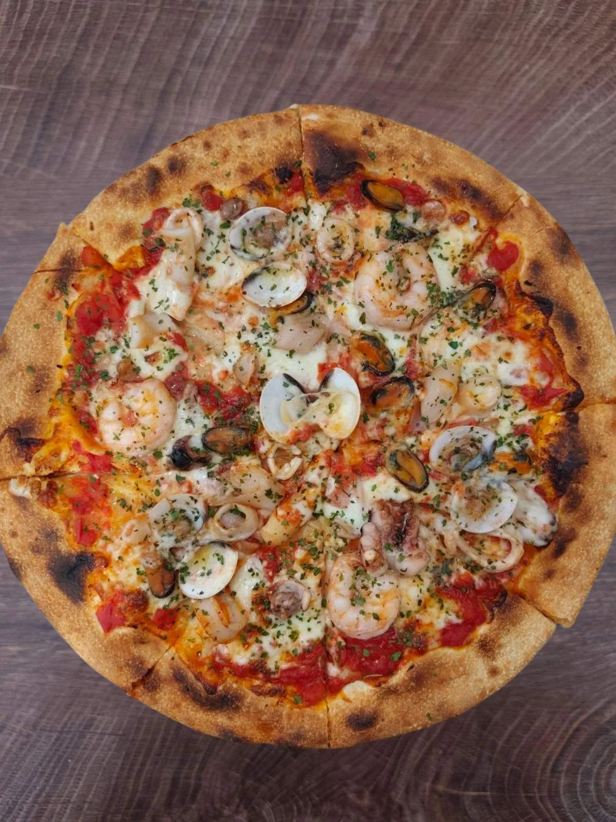 Frutti di Mare pizza tenger gyümölcseivel és petrezselyemmel