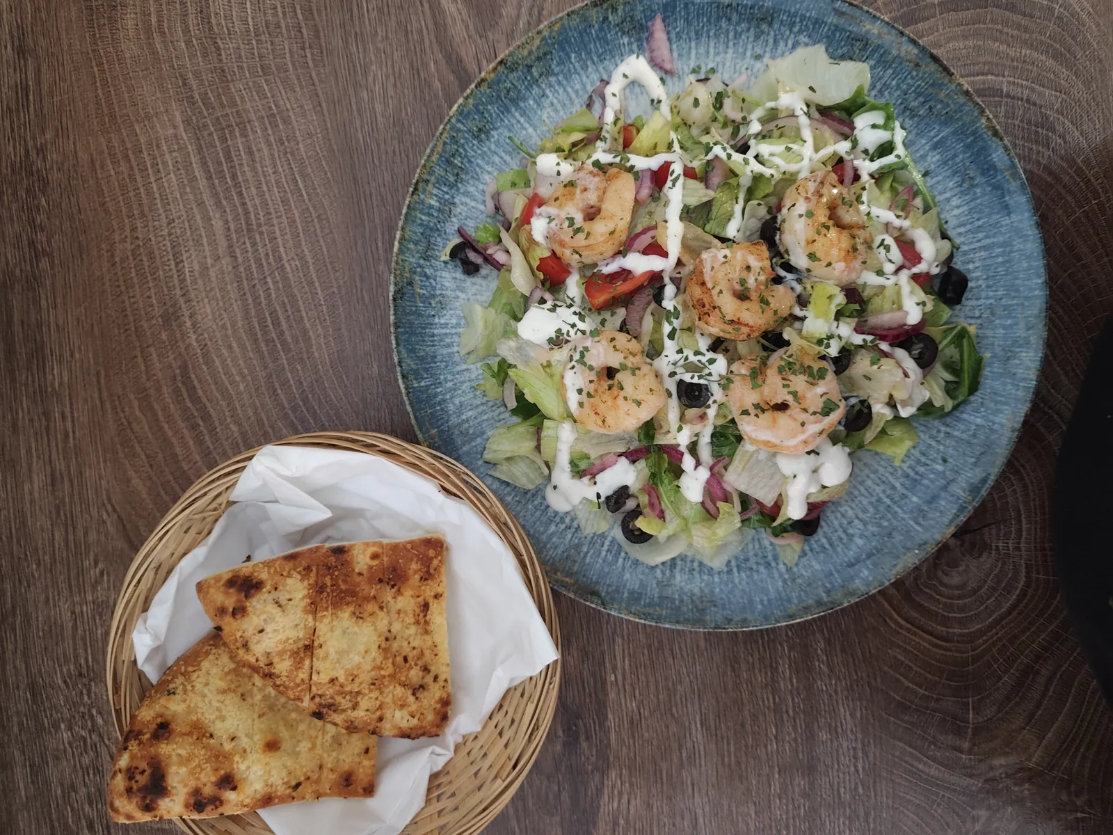 Gamberi alla Toscana saláta grillezett garnélával, focaccia kosárral