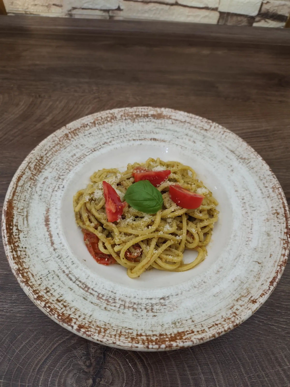 Pasta al Pesto bazsalikommal és koktélparadicsommal