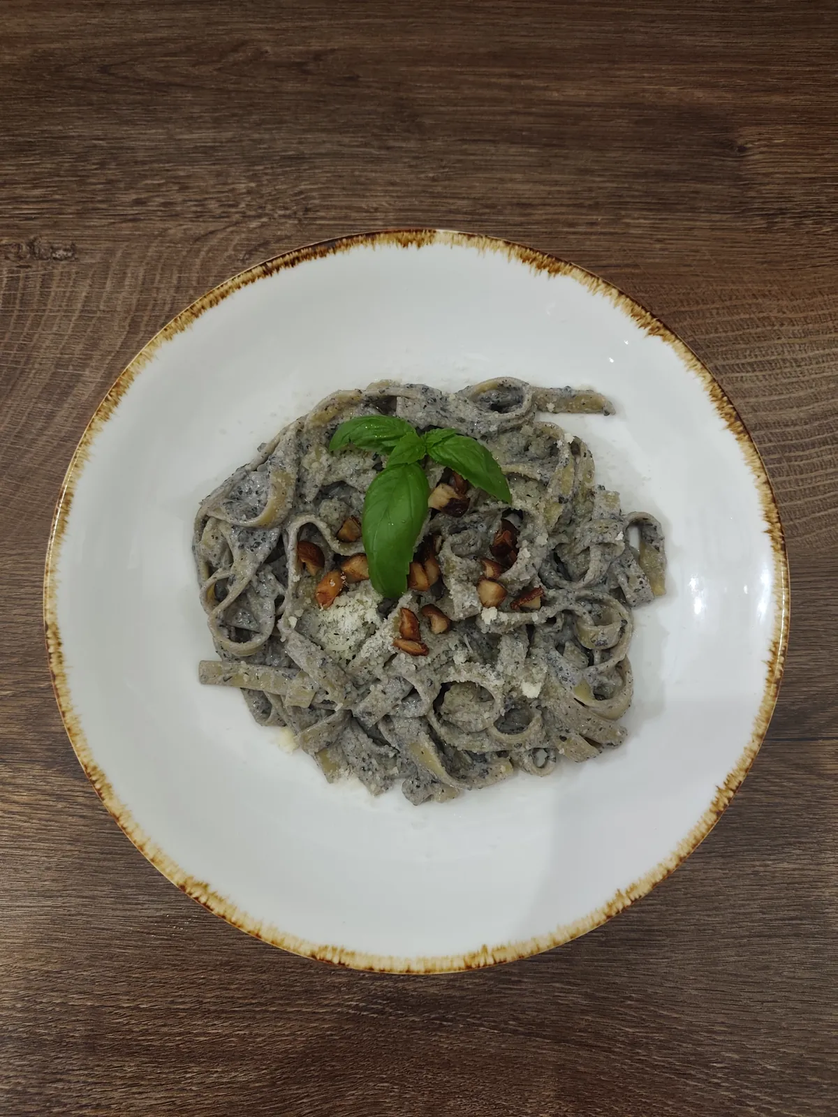 Pasta al Tartufo, fekete tagliatelle bazsalikommal
