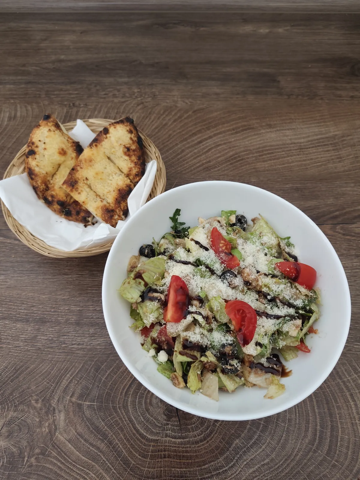 Vegetariana saláta focacciával és balzsamkrémmel